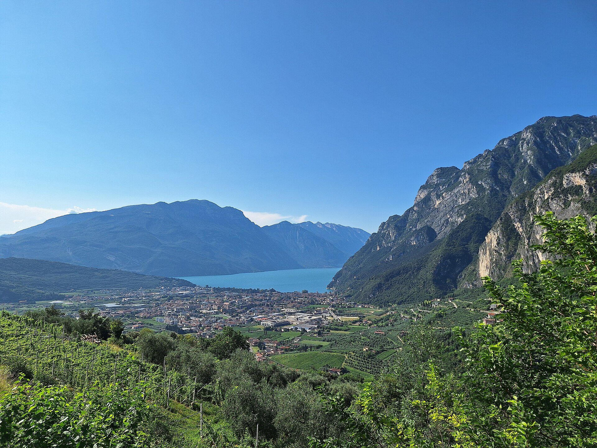 Riva del Garda, il paese e il lago visti da nord